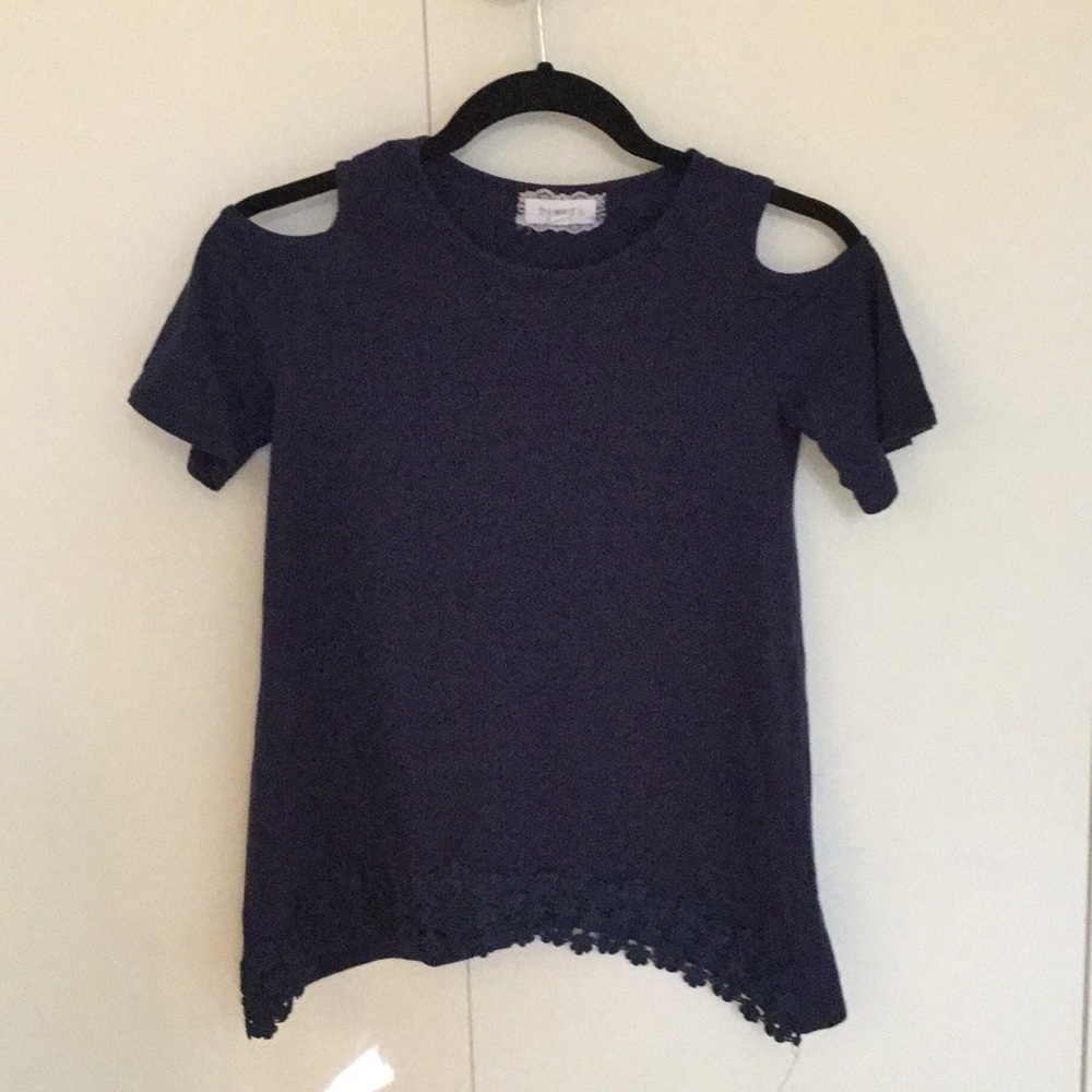 Shoulder cut off lace bottom shirt
